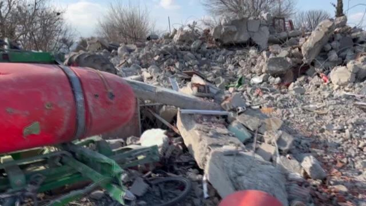 CHP Milletvekilleri, Depremde Tarım Aletleri Enkaz Altında Kalan Çiftçileri Ziyaret Etti… Gaytancıoğlu: "Bir An Önce Hasar Tespitleri Yapılsın"