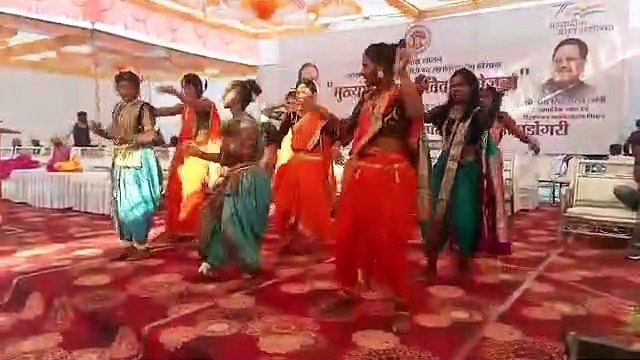 आदिवासी लोक नृत्य ने बांधा समा