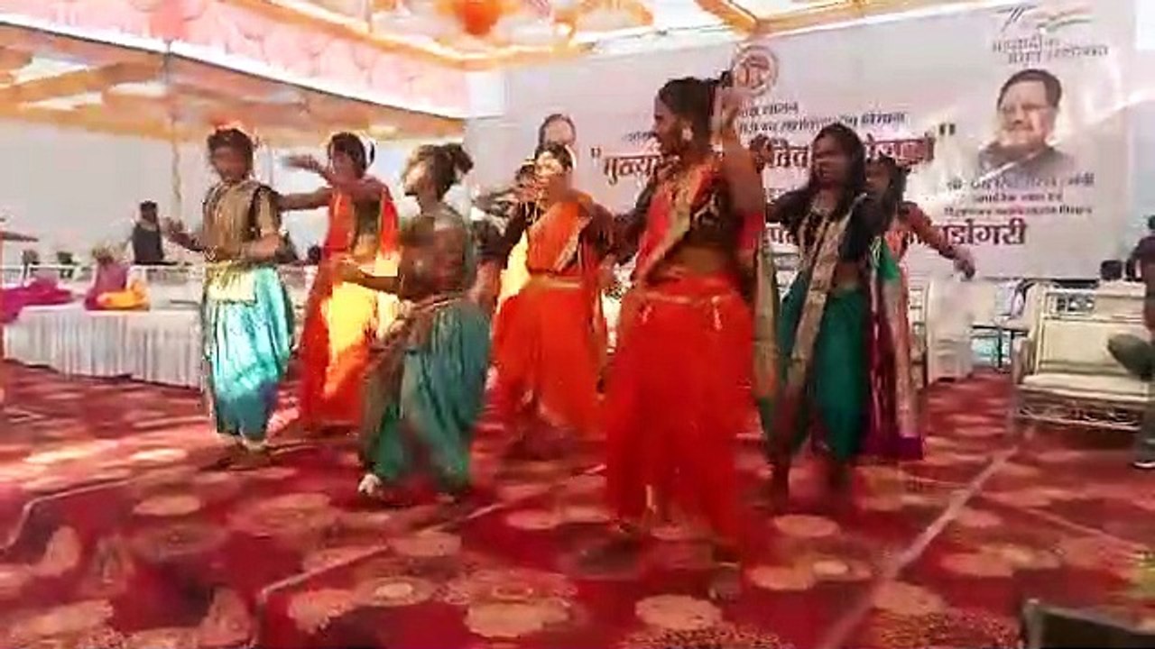 आदिवासी लोक नृत्य ने बांधा समा