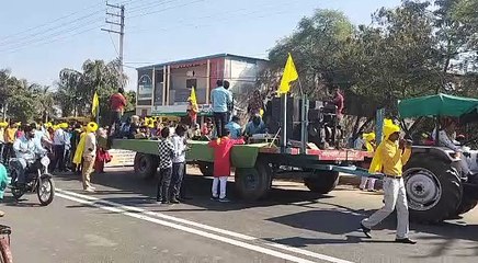 हाथों में तीरकमान, सिर पर पीली पगड़ी