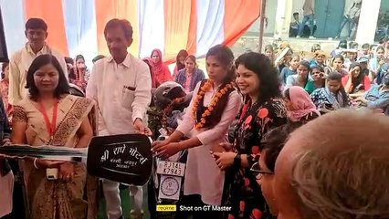स्कूटी मिलते ही छात्राओं के ​खिले चेहरे