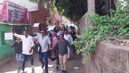 video story कांग्रेसियों ने काले झंडे दिखाकर किया विकास यात्रा का विरोध