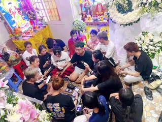 Nghẹn lòng nhìn nhóm bạn tụ tập hát ca bên bàn thờ của bạn đã khuất