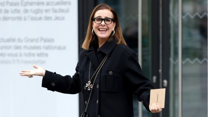 Voici - Guerre en Ukraine : Carole Bouquet pose dans un train en direction de Kiev, les internautes divisés