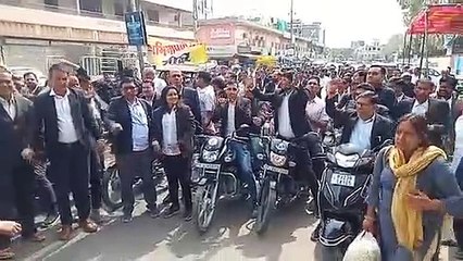 एडवोकेट प्रोटेक्शन एक्ट लागू करने की मांग को लेकर कलक्टर पर दिया धरना