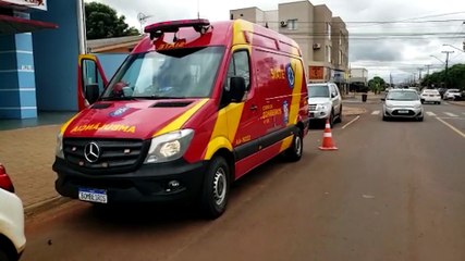 Motociclista fica ferida em acidente e condutor do carro foge do local após colisão