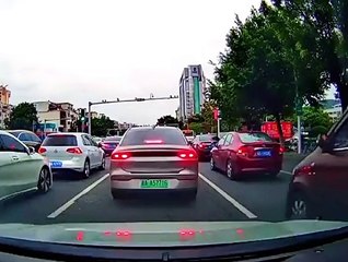 Automobilista cria uma maneira criativa mas ao mesmo tempo arriscada de mudar de faixa