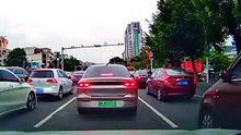 Automobilista cria uma maneira criativa mas ao mesmo tempo arriscada de mudar de faixa