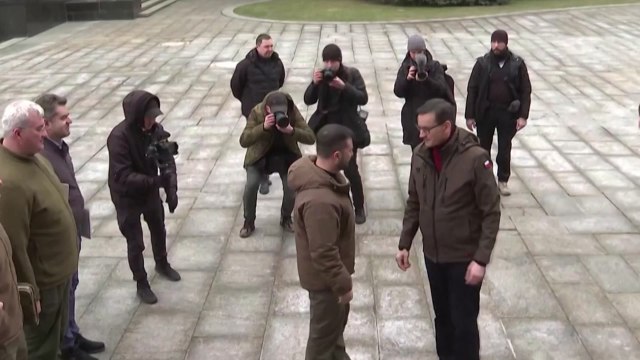 우크라이나에 첫 독일 전차 지원...폴란드 총리 직접 전달 / YTN