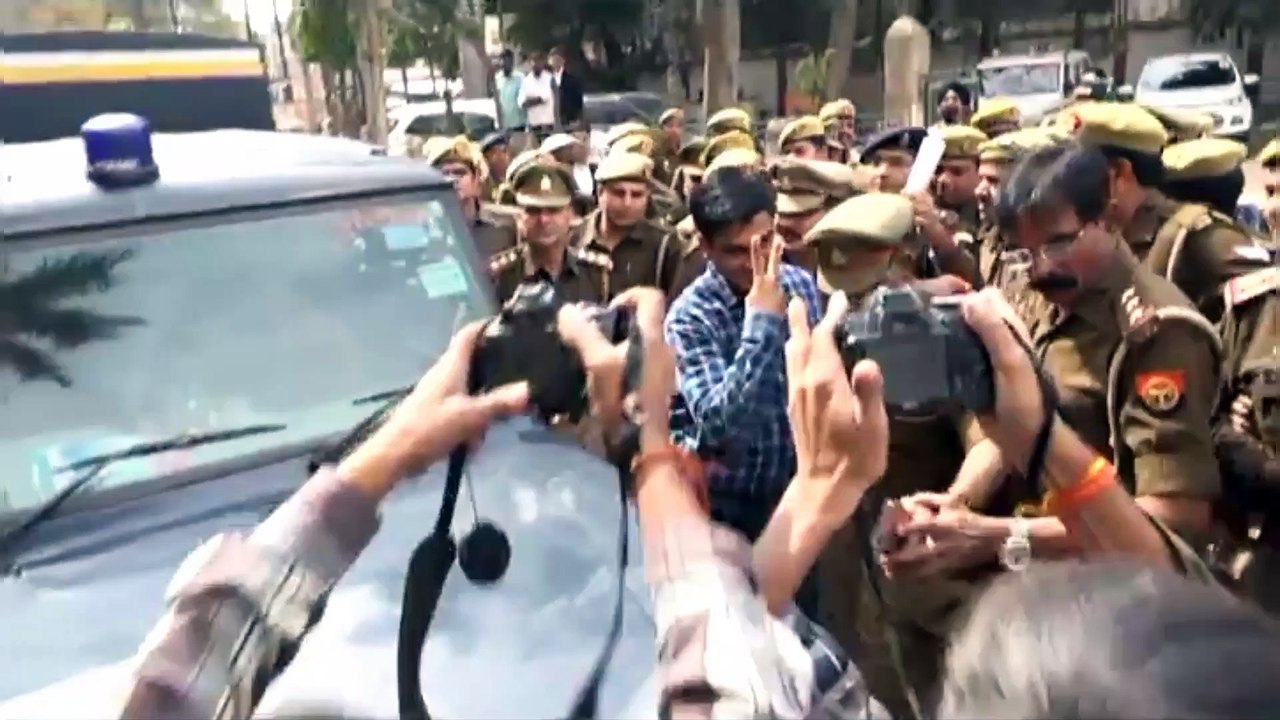 मुस्‍कुराते हुए MP/MLA कोर्ट में हुआ पेश सपा वि...