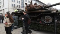 A Berlino esposto carro armato che punta contro ambasciata russa