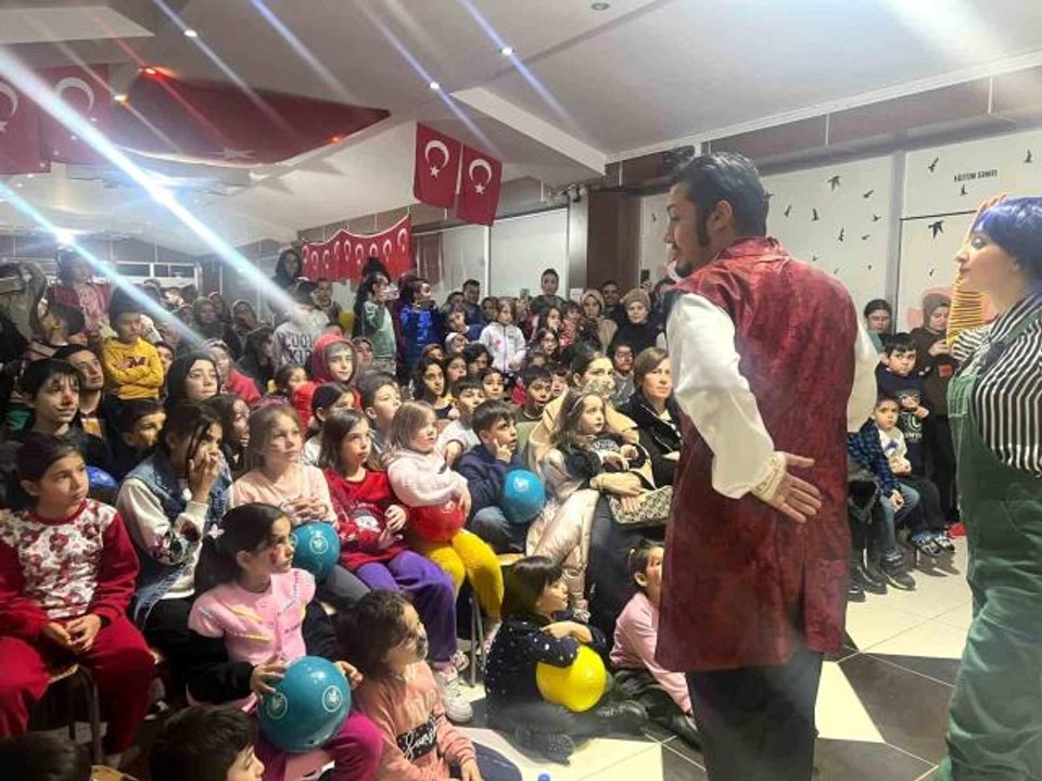 Nevşehir'deki depremzede çocuklar tiyatro oyunu izledi