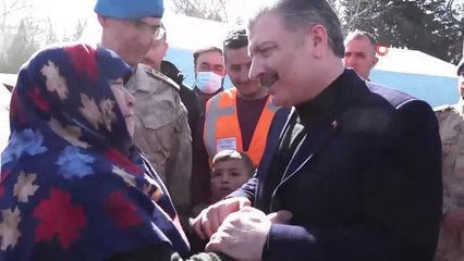 Depremzede yaşlı kadın Bakan Koca'nın boynuna sarılıp teşekkür etti