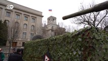 В Берлин привезли подбитый российский танк и установили перед посольством РФ