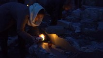 Vecinos de Bucha encienden velas en homenaje a los fallecidos durante la guerra