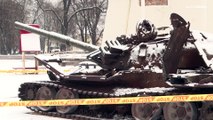 شاهد: تأكيدا على دعم كييف.. عرض دبابة روسية مدمرة وسط عاصمة ليتوانيا