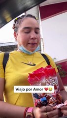 Hombre enamora a mujer por las redes sociales y la abandona cuando llega a su país.