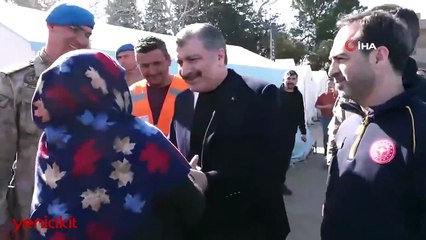 Yaşlı depremzede kadın bir anda Bakan Koca'nın önüne çıkıp...