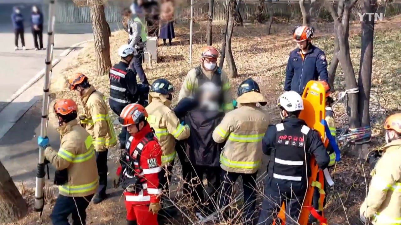 서울대병원 주차장에서 승용차 아래로 추락...운전자 경상 / YTN