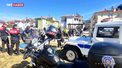 Depremzede küçük kızdan polisleri duygulandıran şarkı