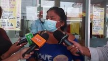 De rodillas, una madre pide sangre para su hijo internado por dengue