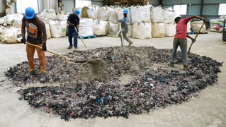 How to make bricks from plastic trash