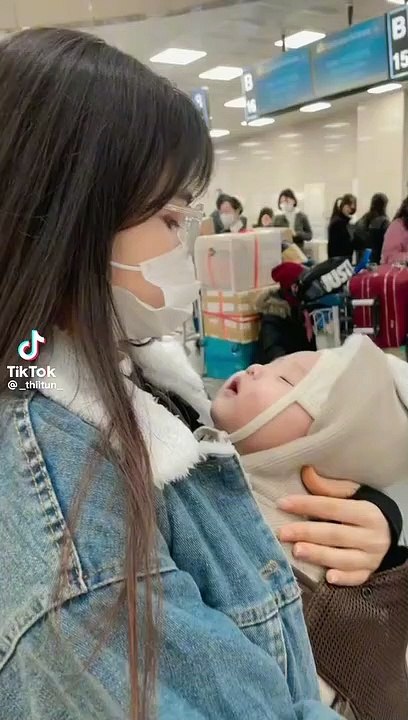 Xót xa cảnh em bé ngủ ngoan trong vòng tay mẹ trong ngày tiễn mẹ đi lao động nước ngoài