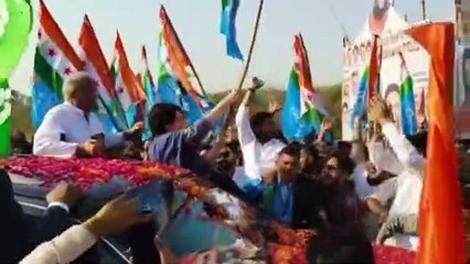 प्रियंका गांधी पहुंची रायपुर, गुलाब के फूलों से सजा सड़क