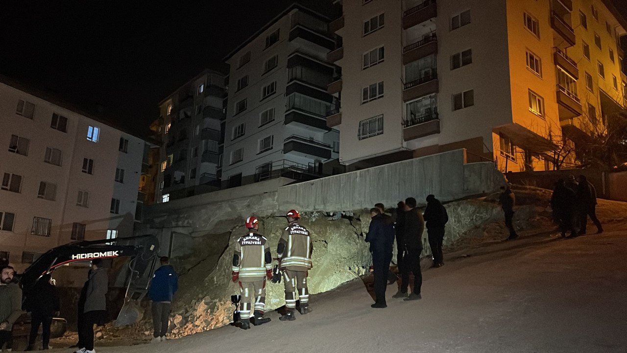 İnşaat kazısında 2 apartmanın istinat duvarı çöktü; 34 daire tahliye edildi