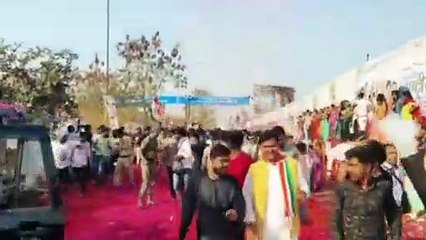 Скачать видео: प्रियंका गांधी का रायपुर में भव्य स्वागत, सड़क पर बिछाए गए गुलाब के फूल, देखें VIDEO