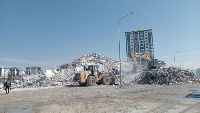 Tarım alanını imara açıp binalar dikmişlerdi… O binalar depremde kullanılmaz hale geldi