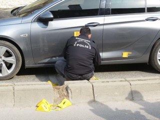 ÜSKÜDAR'DA TRAFİK IŞIKLARINDA OTOMOBİLE SİLAHLI SALDIRI