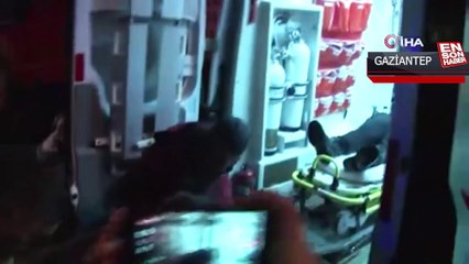 Gaziantep'te kurtarmak isterken çatının altında kaldılar