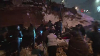 Enkazdan yaralı kurtarmak isterken enkaz altında kalıyorlardı: Panik anları kamerada