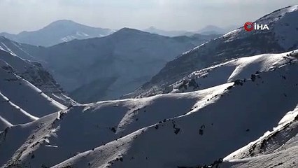 Yılan gibi kıvrılan yolda kar sonrası kartpostallık görüntüler oluştu