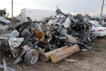 Deprem sonrası üst üste konulan hurda araçlar, havadan görüntülendi