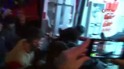 Gaziantep'te deprem sonrası kurtarmak isterken çatının altında kaldılar!