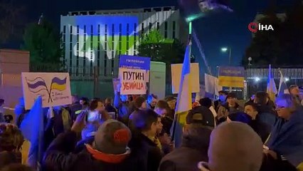 ABD'de Rusya büyükelçiliğinin binasına Ukrayna bayrağı yansıtıldı