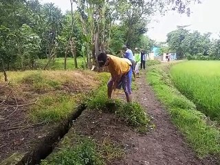 Warga Darim Gotong-Royong Bersihkan Saluran Mampet