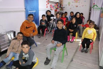 GEZİCİ KÜLTÜR MERKEZİ TIR'INDA AFETZEDE ÇOCUKLAR BİR ARAYA GELDİ