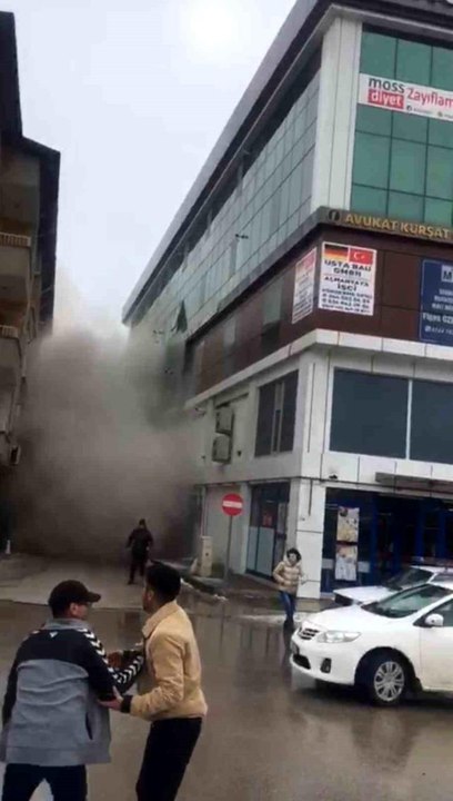 7.6 büyüklüğünde depremin yaşandığı Elbistan'dan yeni görüntüler: Kısa sürede ortalığı toz bulutu kapladı