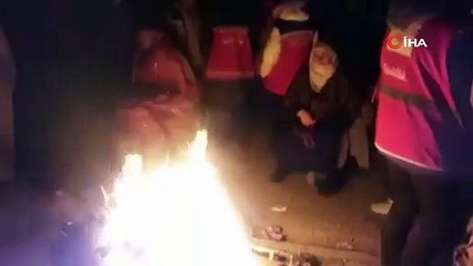 En acı bekleyiş: Anne baba, enkaz çalışmasından iyi haber almayı bekliyor
