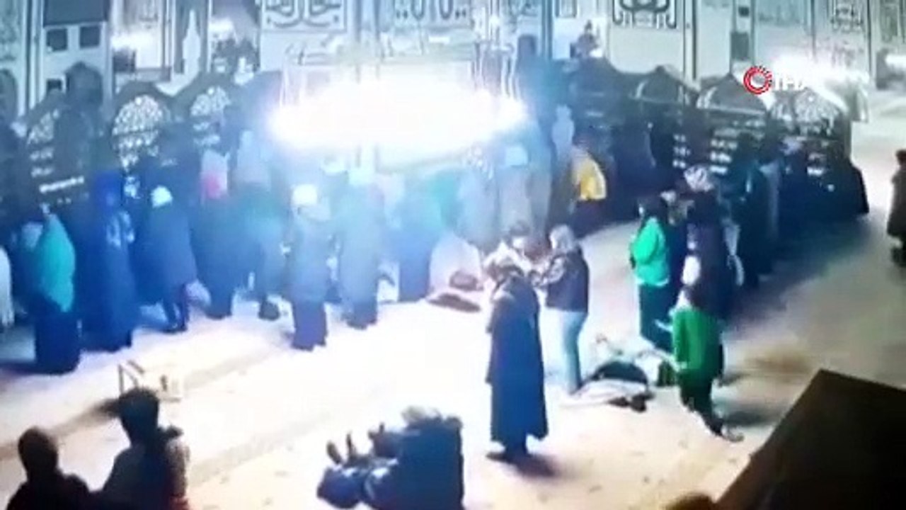 Tarihi Ulucami’de namaz kılar gibi yapıp telefonu böyle çaldı