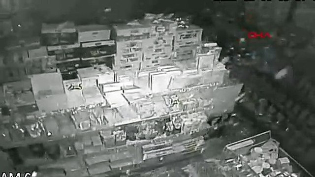 7.7'lik deprem anı kamerada