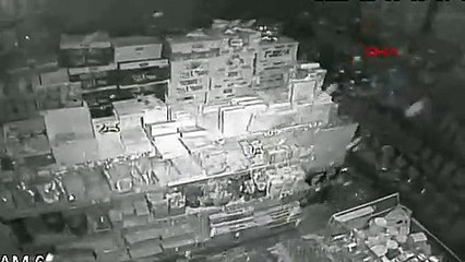 7.7'lik deprem anı kamerada