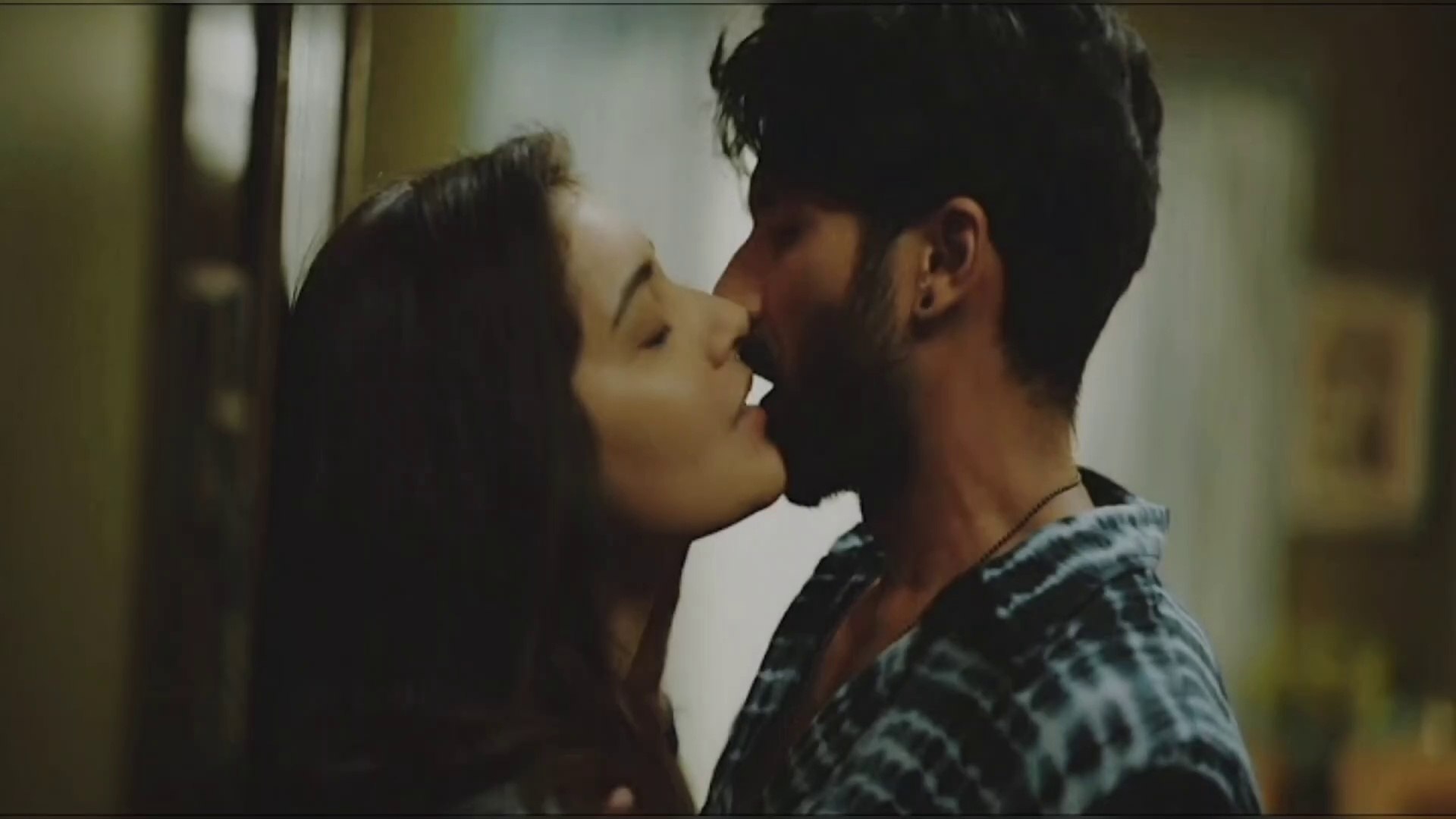 Rashi khanna kiss scene