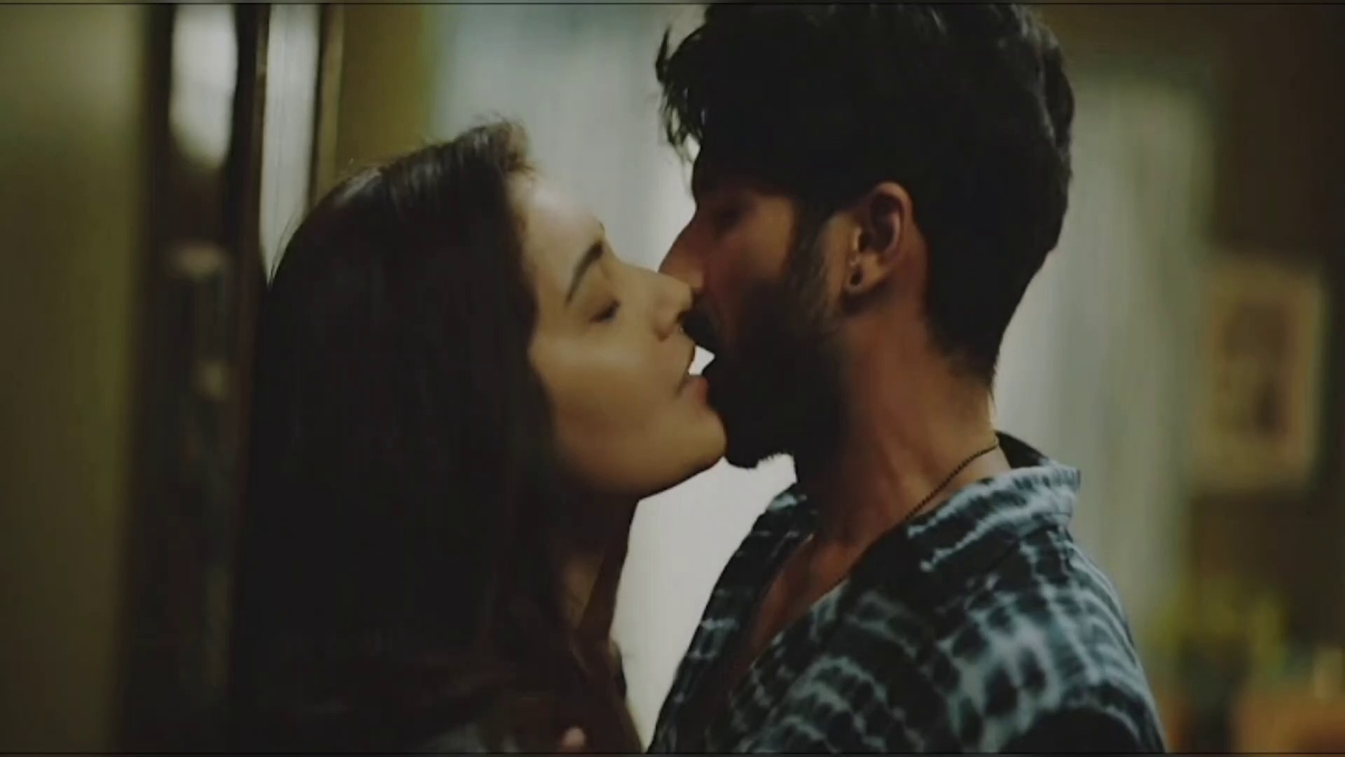 Rashi khanna kiss