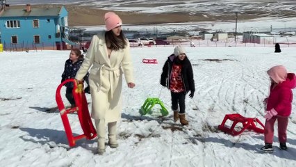 Depremzedeler Van'da kayak yaparak acı günleri unutmaya çalıştı