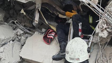 İtfaiye eri, artçı sarsıntıda "Abi beni bırak" diyen İdil'in kurtarılma anını anlattı