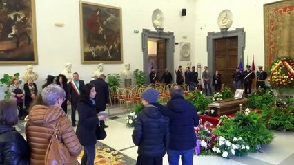 Costanzo, uomo entra nella camera ardente e scatta foto del feretro: viene allontanato